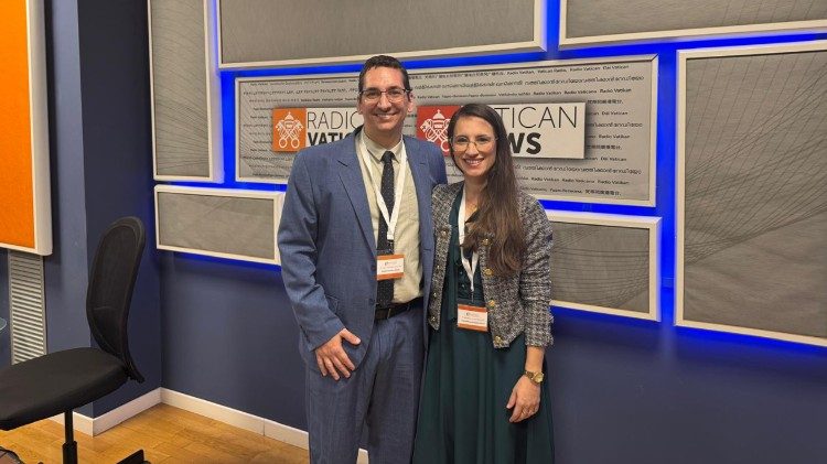 Marlon Derosa e sua esposa Ana Carolina Derosa na Rádio Vaticano-Vatican News