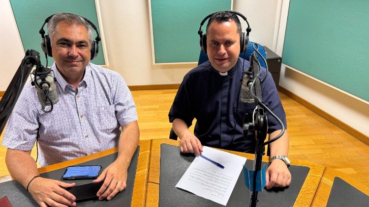 Óscar Elizalde y el padre Johan Pacheco en Radio Vaticana  
