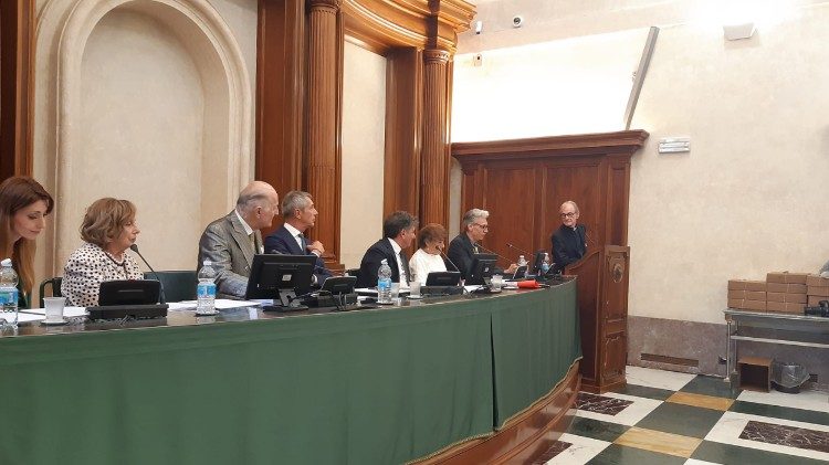 Padre Bruno Silvestrini mentre viene premiato