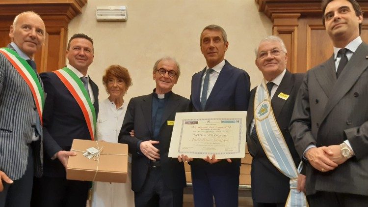 Padre Bruno Silvestrini, custode del Sacrario Apostolico, insignito del riconoscimento "Marchigliano dell'anno 2024"