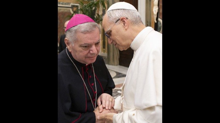 Monsignor Luciano Russo, segretario per le rappresentanze pontificie, assieme a Leone XIV