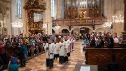 Bei einem Gedenkgottesdienst für die Opfer des Amokslaufs am 11. Juni 2025, vor genau einem Jahr, im Grazer Dom.