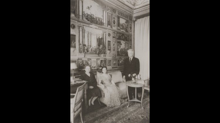 4.	Jacques Maritain con la moglie Raïssa (al centro) e la cognata Vera Oumançoff a palazzo Taverna, all’epoca sede dell’Ambasciata di Francia presso la Santa Sede, nel 1946. Foto © Bnu Bibliothèque nationale et universitaire - Strasbourg