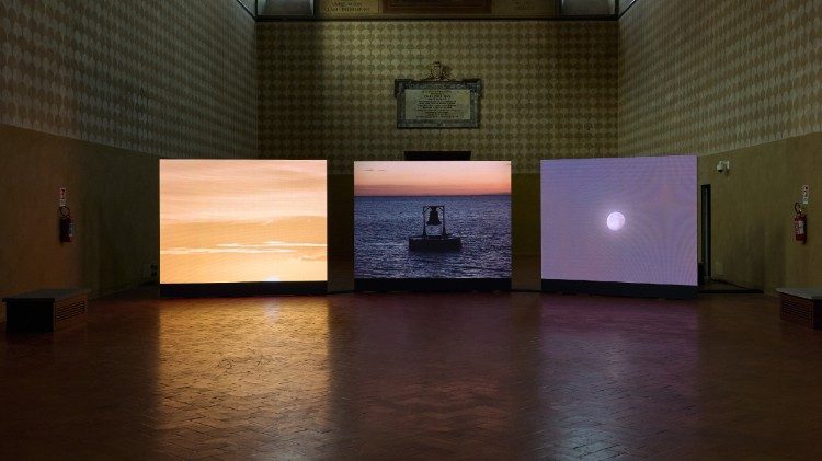 El viaje y la esperanza en la exposición de Adrian Paci para la Santa Sede