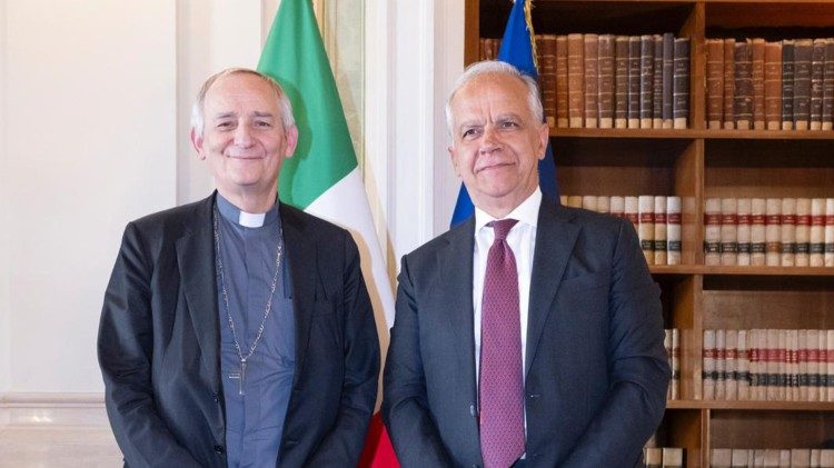 Il presidente della Cei Zuppi e il ministro dell’Interno italiano Piantedosi