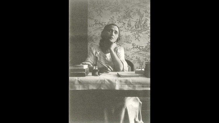 Raïssa alla scrivania Foto Foto © Bnu Bibliothèque nationale et universitaire - Strasbourg