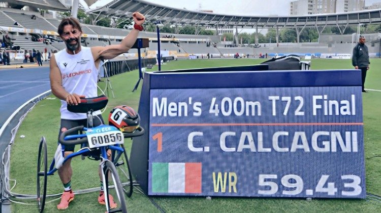 Il colonnello Carlo Calcagni festeggia uno dei suoi record 