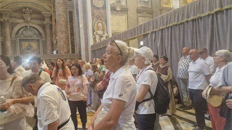 Uczestnicy Mszy św. przy grobie św. Jana Pawła II (Dorota Abdelmoula-Viet)