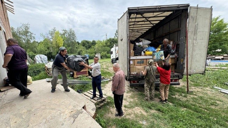 Розвантажування гуманітарної допомоги в Харкові