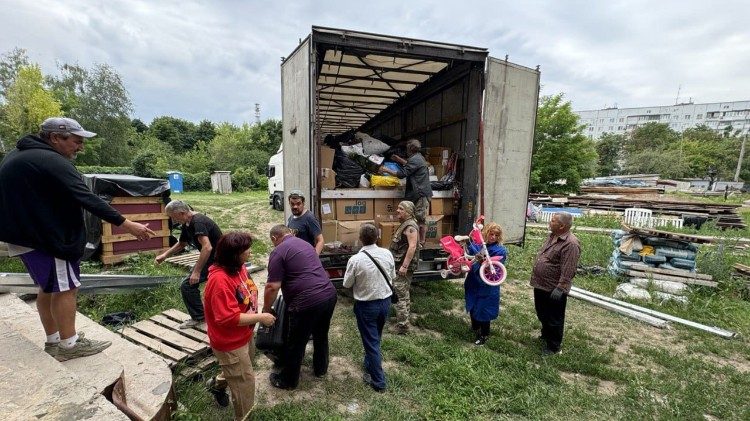 Грузавік з гуманітарным грузам ад Святога Пасада прыбыў у Харкаў