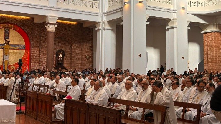 Momento de oración antes de la santa misa en la que se renovó la consagración al Sagrado Corazón de Jesús. (@Conferencia Episcopal Uruguaya)