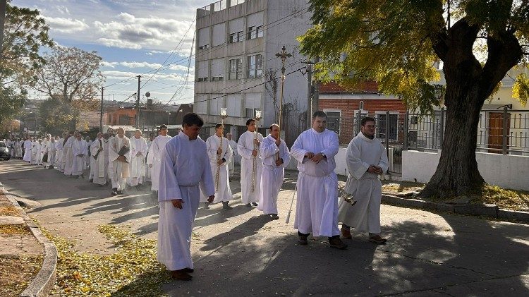 Procesión de los sacerdotes hacia el Santuario del Cerrito de la Victoria en Montevideo, Uruguay, el 12 de junio de 2025.