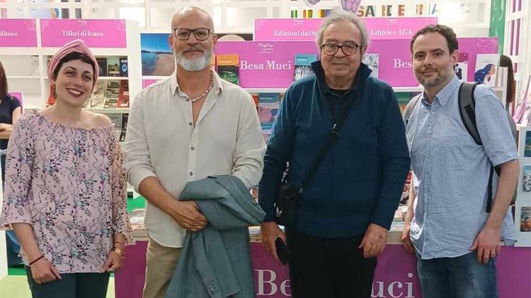 Joaquim Arena, no Salão Internacional do Livro de Turim - 2025,  com, entre outros,  o tradutor de Siríaco e Mister Charles, Giacomo Falconi (à direita)