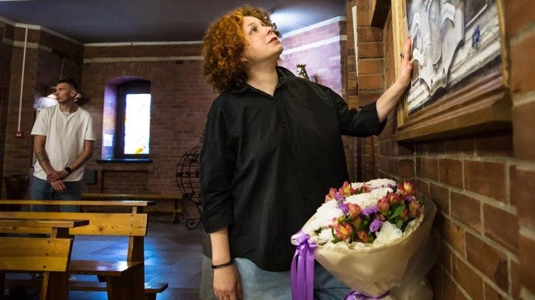 Евгения Шадрина-Шестакова рядом с образом Святейшего Сердца Иисуса в кафедральном соборе Новосибирска 1 июня 2025 г. (@ ТВ Кана - Владимир Дубровский)