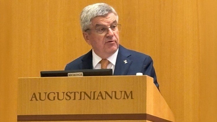 Il presidente del Cio Thomas Bach durante il convegno “Lo slancio della speranza: storie oltre il podio” presso l'auditorium Istituto Patristico Augustinianum