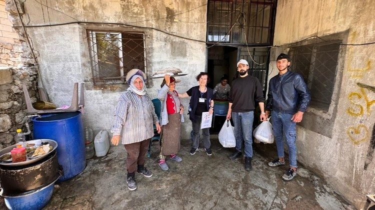 Distribution d'aide de première urgences à des Alaouites victimes des violences islamistes