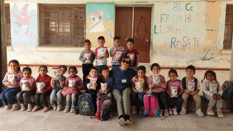 Homs (Syrie), distribution de lait pour une centaine d'enfants de un à quatre ans, à la crèche de Sadad