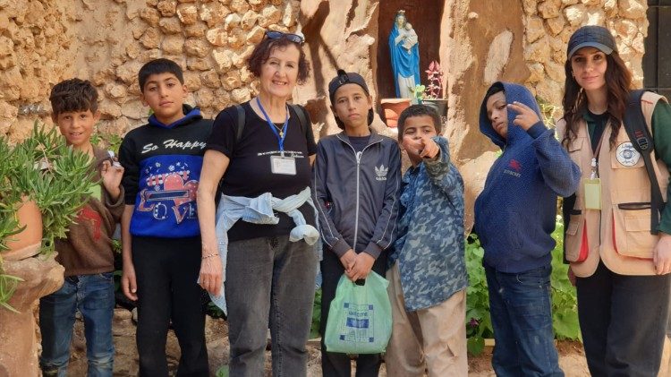 Seydi avec des enfants