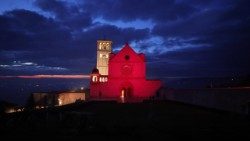 La Basilica di San Francesco di Assisi si illumina di rosso per la Giornata mondiale del donatore di sangue