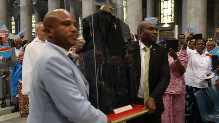 La veste que portait le bienheureux Floribert Bwana Chui Bin Kositi le jour de son martyre, portée en procession par ses deux frères, Jean-Claude et Trésor Kositi.