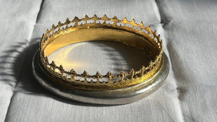 Korona św. Anny, którą są koronowani wierni w prostyńskim sanktuarium (ks. Paweł Rytel-Andrianik)