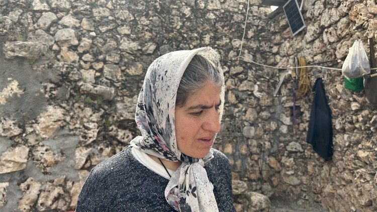 Une femme dans un village de paysans  (©Antonella_Palermo)