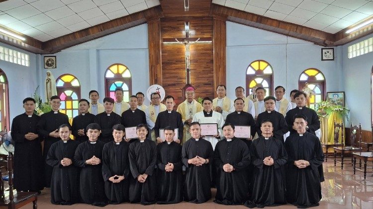 19 chủng sinh của chủng viện Thakhek, Lào