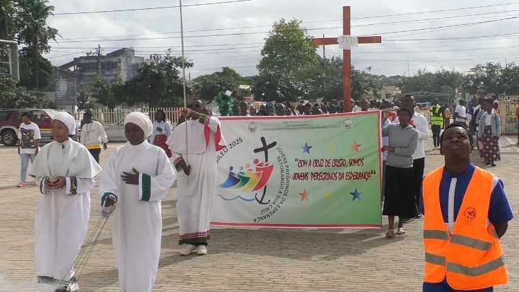 Jovens de Nampula em peregrinação com a Cruz da Jornada Nacional da Juventude (JNJ)