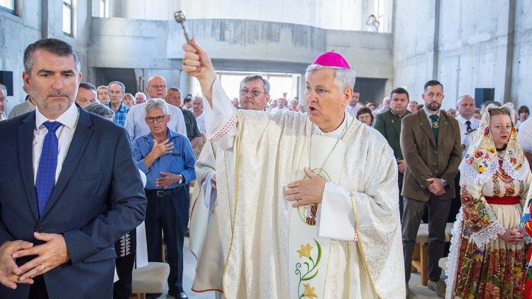 Biskup Vlado Košić blagoslovio novu crkvu sv. Antuna Padovanskoga u Odri Sisačkoj