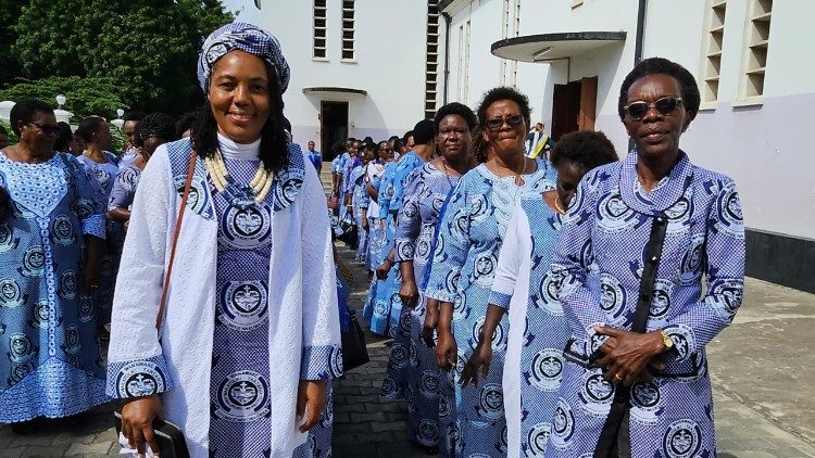 Wajumbe wa WAWATA, wakiwa kwenye maandamano tayari kushiriki Ibada