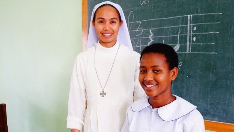 Sestry Mariiny poskytují také další dovednosti potřebné pro budoucí zaměstnání, včetně výuky hudebních dovedností v Kisarawe Girls School.