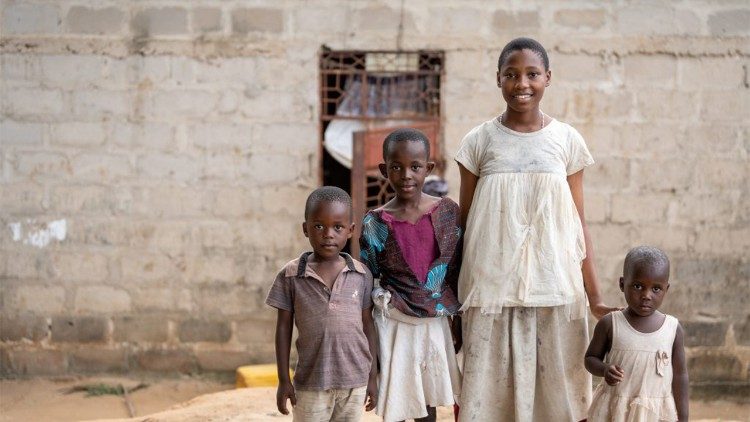 एक छोटी लड़की को उसके घर पर संत मरिया की धर्मबहनों से मुलाकात का मौका मिला और अब वह किसरवे गर्ल्स टाउन में उच्च गुणवत्ता वाली, मुफ्त शिक्षा प्राप्त कर रही है