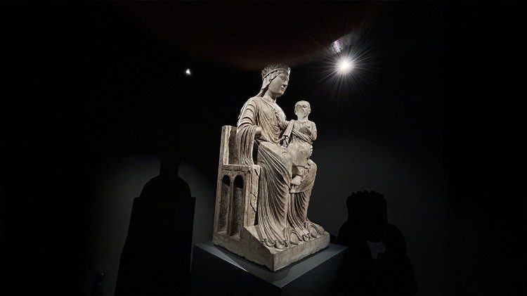 La Maestà mariana (Madonna col Bambino), attribuita a Benedetto Antelami, XII- XIII sec., pietra di Vicenza, Museo Diocesano di Fidenza