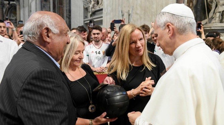 Puskás labdát ajándékoztak Leó pápának 