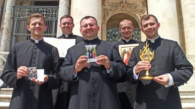 Ks. Witold Burda i księża neoprezbiterzy z archidiecezji przemyskiej (archiwum prywatne)