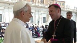 2025.06.18 Leon XIV i bp Paweł Gonczaruk po zakończeniu audiencji środowej