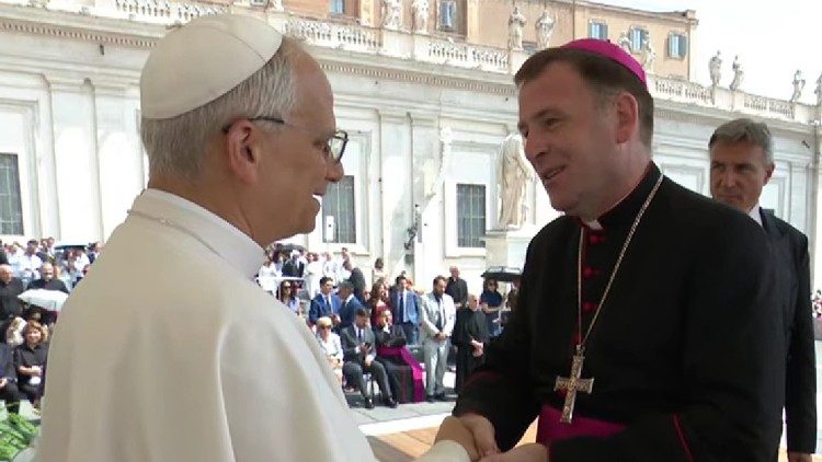 2025.06.18 Leon XIV i bp Paweł Gonczaruk po zakończeniu audiencji środowej