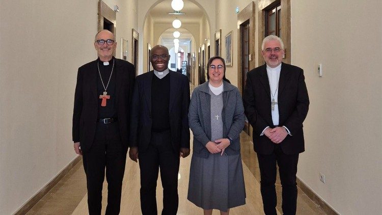 I superiori del Dicastero. (Il primo da sinistra è il cardinale Czerny, la seconda da destra suor Smerilli)