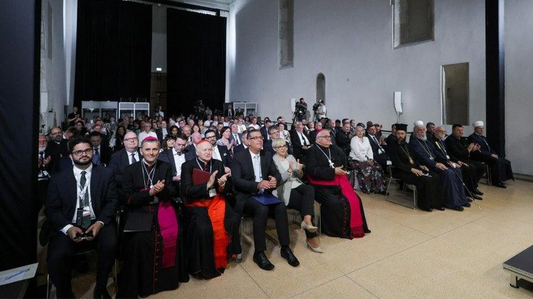 Na primeira fila à esquerda, Gleison De Paula Souza, secretário do Dicastério para os Leigos, a Família e a Vida.
