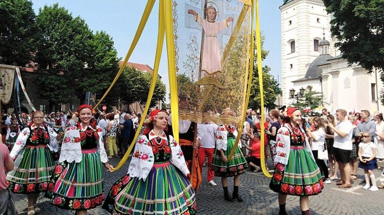 Procesja Bożego Ciała w Łowiczu, 2019 (© Amudena Rutkowska, CC BY-SA 4.0; Wikimedia Commons)