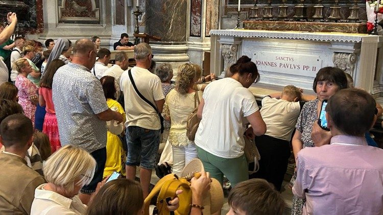Msza św. przy grobie św. Jana Pawła II w każdy czwartek gromadzi wielu Polaków (ks. Paweł Rytel-Andrianik)