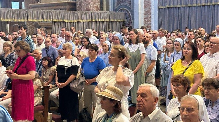 Msza św. przy grobie polskiego Papieża w każdy czwartek gromadzi wielu uczestników (ks. Paweł Rytel-Andrianik)