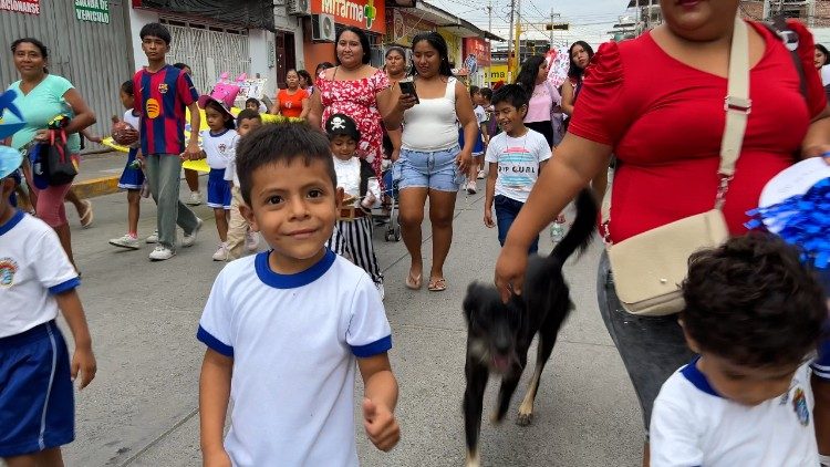 Un bambino per le strade di Chulucanas