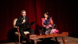 Monseñor Jordi Bertomeu y Paola Ugaz durante la lectura del mensaje del Papa León XIV con motivo de la obra del «Proyecto Ugaz».