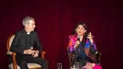 Paola Ugaz et Mgr Jordi Bertemeu lors de la représentation de Proyecto Ugaz vendredi 20 juin à Lima