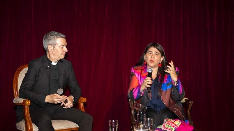 Monseñor Jordi Bertomeu y la periodista Paola Ugaz 