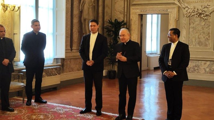 Katibu Msaidizi wa Vatican Askofu Mkuu Peña Parra(katikati)akitangaza Jukumu jipya la Monsinyo Salas Castañeda (na kushoto ). Kulia kwake ni Kardinali  Koovakad