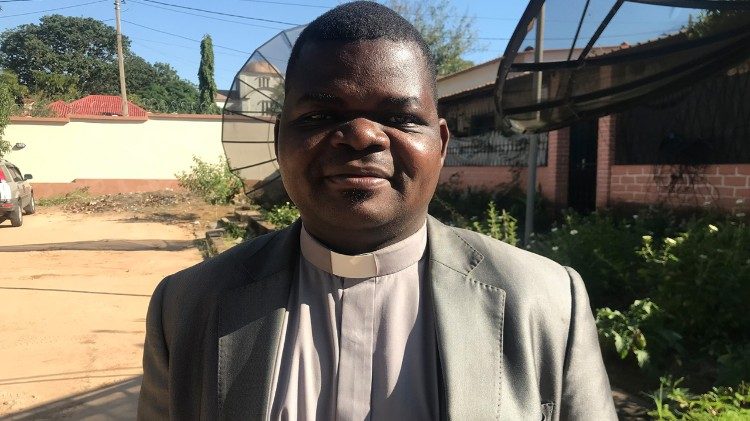 Padre Cantifula de Castro, autor da "Comunicação 360°", Nampula (Moçambique)