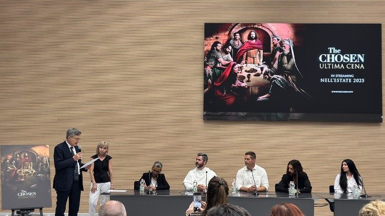 L'apertura della presentazione nella Sala San Pio X