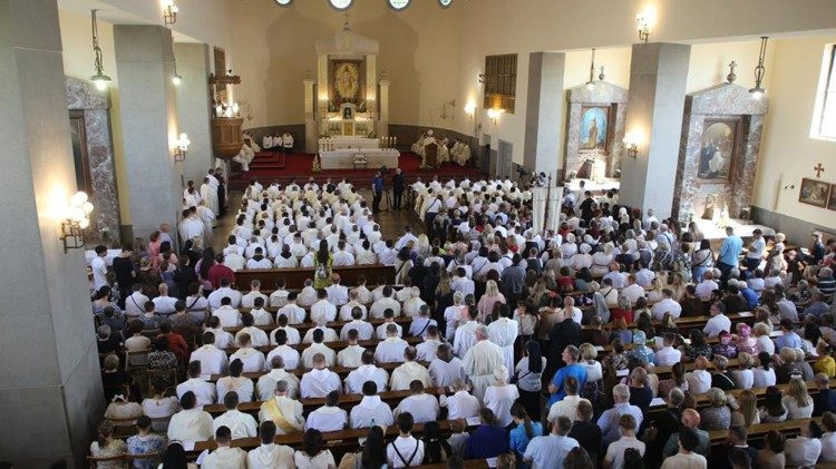 Na dan svećeničkog ređenja ispunjena obnovljena sjemenišna crkva u Zagrebu (Foto: TUZGN)